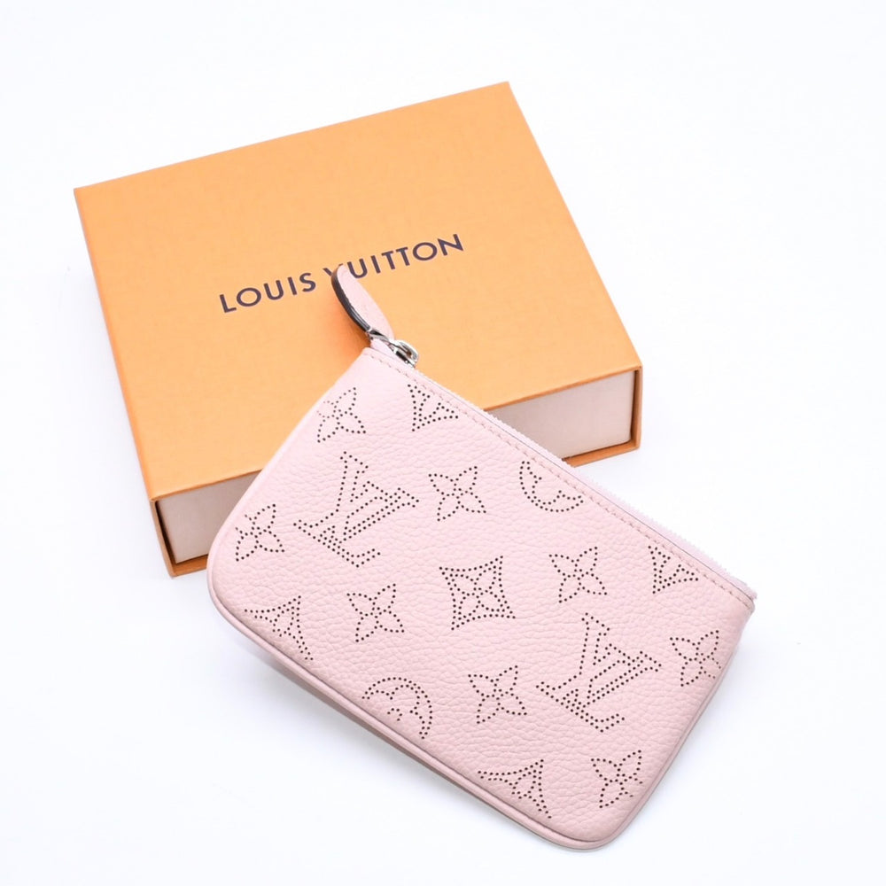 極美品 LOUIS VUITTON ルイヴィトン ポシェット クレ コインケース 小銭入れ M69508 モノグラム マヒナ サーモンピンク 中古 4a006603