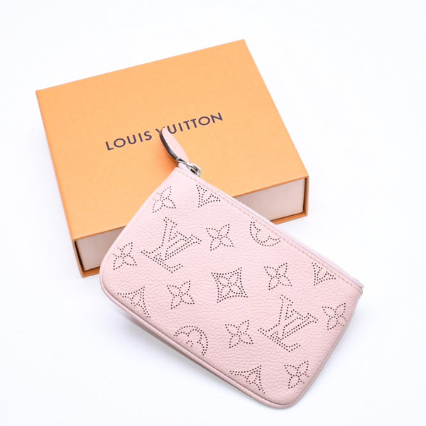 極美品 LOUIS VUITTON ルイヴィトン ポシェット クレ コインケース 小銭入れ M69508 モノグラム マヒナ サーモンピンク 中古 4a006603