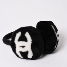 Load image into Gallery viewer, 極美品 CHANEL シャネル COCO NEIGE ココ ネージュ イヤーマフ ココマーク シアリング ブラック ホワイト 中古 4b013341
