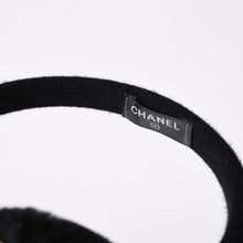 Load image into Gallery viewer, 極美品 CHANEL シャネル COCO NEIGE ココ ネージュ イヤーマフ ココマーク シアリング ブラック ホワイト 中古 4b013341