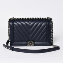 Load the image into the gallery viewer. 極美品 CHANEL シャネル ボーイシャネル チェーンショルダーバッグ 21番台 V字ステッチ シェブロン ココマーク ラムスキン 2way 中古 4a006435