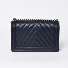 Load the image into the gallery viewer. 極美品 CHANEL シャネル ボーイシャネル チェーンショルダーバッグ 21番台 V字ステッチ シェブロン ココマーク ラムスキン 2way 中古 4a006435