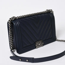 Load the image into the gallery viewer. 極美品 CHANEL シャネル ボーイシャネル チェーンショルダーバッグ 21番台 V字ステッチ シェブロン ココマーク ラムスキン 2way 中古 4a006435