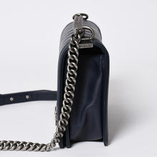 Load the image into the gallery viewer. 極美品 CHANEL シャネル ボーイシャネル チェーンショルダーバッグ 21番台 V字ステッチ シェブロン ココマーク ラムスキン 2way 中古 4a006435