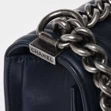 Load the image into the gallery viewer. 極美品 CHANEL シャネル ボーイシャネル チェーンショルダーバッグ 21番台 V字ステッチ シェブロン ココマーク ラムスキン 2way 中古 4a006435