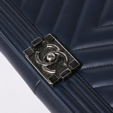 Load the image into the gallery viewer. 極美品 CHANEL シャネル ボーイシャネル チェーンショルダーバッグ 21番台 V字ステッチ シェブロン ココマーク ラムスキン 2way 中古 4a006435