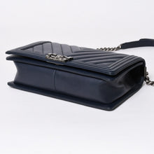 Load the image into the gallery viewer. 極美品 CHANEL シャネル ボーイシャネル チェーンショルダーバッグ 21番台 V字ステッチ シェブロン ココマーク ラムスキン 2way 中古 4a006435