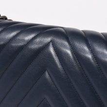 Load the image into the gallery viewer. 極美品 CHANEL シャネル ボーイシャネル チェーンショルダーバッグ 21番台 V字ステッチ シェブロン ココマーク ラムスキン 2way 中古 4a006435