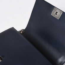Load the image into the gallery viewer. 極美品 CHANEL シャネル ボーイシャネル チェーンショルダーバッグ 21番台 V字ステッチ シェブロン ココマーク ラムスキン 2way 中古 4a006435