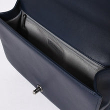 Load the image into the gallery viewer. 極美品 CHANEL シャネル ボーイシャネル チェーンショルダーバッグ 21番台 V字ステッチ シェブロン ココマーク ラムスキン 2way 中古 4a006435
