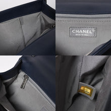 Load the image into the gallery viewer. 極美品 CHANEL シャネル ボーイシャネル チェーンショルダーバッグ 21番台 V字ステッチ シェブロン ココマーク ラムスキン 2way 中古 4a006435