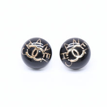 Load image into Gallery viewer, 極美品 CHANEL シャネル ココマーク ピアス 重量約5.11g D22A刻印 樹脂系 メタル GP ゴールド ブラック 両耳用 中古 4c073157