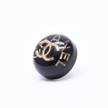 Load image into Gallery viewer, 極美品 CHANEL シャネル ココマーク ピアス 重量約5.11g D22A刻印 樹脂系 メタル GP ゴールド ブラック 両耳用 中古 4c073157