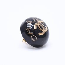 Load image into Gallery viewer, 極美品 CHANEL シャネル ココマーク ピアス 重量約5.11g D22A刻印 樹脂系 メタル GP ゴールド ブラック 両耳用 中古 4c073157