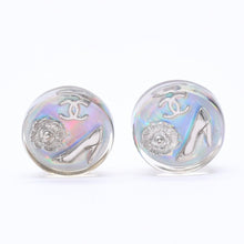 Load image into Gallery viewer, 極美品 CHANEL シャネル ココマーク イヤリング 重量約16.22g 97P刻印 樹脂系 メタル オーロラ クリア シルバー 両耳用 中古 4c068849