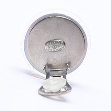 Load image into Gallery viewer, 極美品 CHANEL シャネル ココマーク イヤリング 重量約16.22g 97P刻印 樹脂系 メタル オーロラ クリア シルバー 両耳用 中古 4c068849