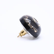 Load image into Gallery viewer, 極美品 CHANEL シャネル ココマーク ピアス 重量約5.11g D22A刻印 樹脂系 メタル GP ゴールド ブラック 両耳用 中古 4c073157