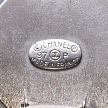 Load image into Gallery viewer, 極美品 CHANEL シャネル ココマーク イヤリング 重量約16.22g 97P刻印 樹脂系 メタル オーロラ クリア シルバー 両耳用 中古 4c068849