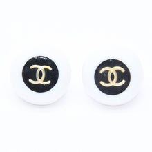 画像をギャラリービューアに読み込む, CHANEL シャネル ココマーク イヤリング 重量約9.87g 96P刻印 樹脂系 メタル ホワイト ブラック バイカラー 両耳用 美品 中古 4c070661
