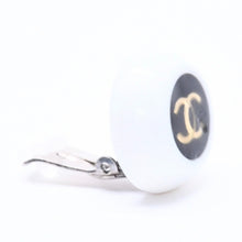 画像をギャラリービューアに読み込む, CHANEL シャネル ココマーク イヤリング 重量約9.87g 96P刻印 樹脂系 メタル ホワイト ブラック バイカラー 両耳用 美品 中古 4c070661