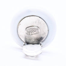 画像をギャラリービューアに読み込む, CHANEL シャネル ココマーク イヤリング 重量約9.87g 96P刻印 樹脂系 メタル ホワイト ブラック バイカラー 両耳用 美品 中古 4c070661