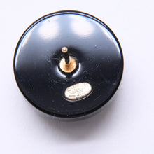 Load image into Gallery viewer, 極美品 CHANEL シャネル ココマーク ピアス 重量約5.11g D22A刻印 樹脂系 メタル GP ゴールド ブラック 両耳用 中古 4c073157