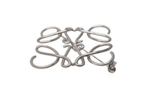 画像をギャラリービューアに読み込む, 極美品 LOEWE ロエベ アナグラム ブローチ メタル ゴールド アクセサリー ロゴ 111.25.020 中古 4b000036