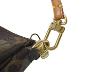 Load image into Gallery viewer, LOUIS VUITTON ルイヴィトン ポシェットアクセソワールモノグラムグラフィティ M92191 ハンドバッグ カーキ 美品 中古 4b000109
