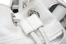 Load image into Gallery viewer, BALENCIAGA バレンシアガ ルカゴール XSバケット ショルダーバッグ 702431 ホワイト ラムスキン シルバー金具 美品 中古 4b013030