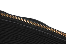 Load image into Gallery viewer, 極美品 LOUIS VUITTON ルイヴィトン ポシェット アクセソワール アクセサリーポーチ エピ M52942 ブラック ゴールド金具 中古 4b013039