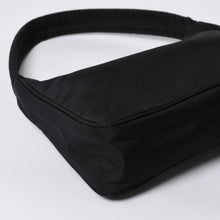画像をギャラリービューアに読み込む, 極美品 PRADA プラダ ホーボー ワンショルダーバッグ MV515 トライアングルロゴ 三角ロゴプレート ナイロン ブラック 中古 4a000145