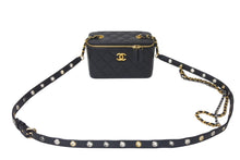 Load image into Gallery viewer, 極美品 CHANEL シャネル バニティ ショルダーバッグ 31番台 ココマーク ラムスキン キルティング ブラック ゴールド金具 中古 4b000185