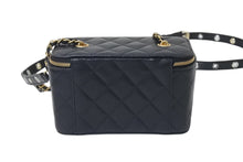Load image into Gallery viewer, 極美品 CHANEL シャネル バニティ ショルダーバッグ 31番台 ココマーク ラムスキン キルティング ブラック ゴールド金具 中古 4b000185