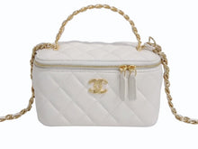 Load image into Gallery viewer, 極美品 CHANEL シャネル マトラッセ ミニ バニティ チェーンショルダーバッグ 2WAY ココマーク ホワイト ランダム番台 中古 4b000200