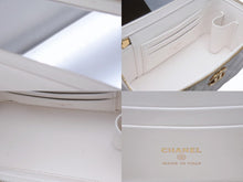Load image into Gallery viewer, 極美品 CHANEL シャネル マトラッセ ミニ バニティ チェーンショルダーバッグ 2WAY ココマーク ホワイト ランダム番台 中古 4b000200