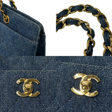 Load image into Gallery viewer, CHANEL シャネル チェーントートバッグ 5番台 デニム キルティング インディゴブルー ゴールド金具 イタリア製 美品 中古 4b000275