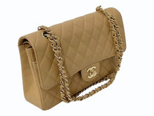 Load image into Gallery viewer, 極美品 CHANEL マトラッセ Wフラップ チェーンショルダー キャビアスキン 11番台 25cm ショルダーバッグ ベージュ ゴールド金具 中古 4b000306