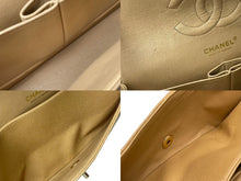 Load image into Gallery viewer, 極美品 CHANEL マトラッセ Wフラップ チェーンショルダー キャビアスキン 11番台 25cm ショルダーバッグ ベージュ ゴールド金具 中古 4b000306