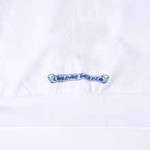 画像をギャラリービューアに読み込む, 新品未使用 CHROME HEARTS クロムハーツ ロゴプリント ダガージップパーカー サイズL ホワイト ブルー 中古 4b000436