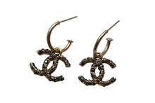 Load image into Gallery viewer, CHANEL シャネル ココマーク ピアス 重量約4.7g 01A刻印 メタル ラインストーン ゴールド ブラック クリア 両耳用 美品 中古 4b000377