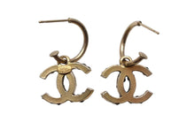 Load image into Gallery viewer, CHANEL シャネル ココマーク ピアス 重量約4.7g 01A刻印 メタル ラインストーン ゴールド ブラック クリア 両耳用 美品 中古 4b000377