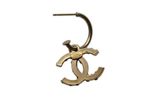 Load image into Gallery viewer, CHANEL シャネル ココマーク ピアス 重量約4.7g 01A刻印 メタル ラインストーン ゴールド ブラック クリア 両耳用 美品 中古 4b000377