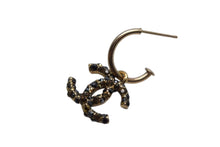 Load image into Gallery viewer, CHANEL シャネル ココマーク ピアス 重量約4.7g 01A刻印 メタル ラインストーン ゴールド ブラック クリア 両耳用 美品 中古 4b000377