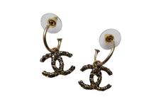 Load image into Gallery viewer, CHANEL シャネル ココマーク ピアス 重量約4.7g 01A刻印 メタル ラインストーン ゴールド ブラック クリア 両耳用 美品 中古 4b000377