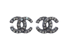Load image into Gallery viewer, CHANEL シャネル ココマーク ピアス 重量約6.0g 00A刻印 メタル ラインストーン ブラック クリア 両耳用 美品 中古 4b000380