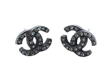 Load image into Gallery viewer, CHANEL シャネル ココマーク ピアス 重量約6.0g 00A刻印 メタル ラインストーン ブラック クリア 両耳用 美品 中古 4b000380