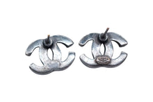 Load image into Gallery viewer, CHANEL シャネル ココマーク ピアス 重量約6.0g 00A刻印 メタル ラインストーン ブラック クリア 両耳用 美品 中古 4b000380