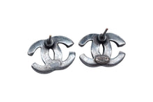 Load image into Gallery viewer, CHANEL シャネル ココマーク ピアス 重量約6.0g 00A刻印 メタル ラインストーン ブラック クリア 両耳用 美品 中古 4b000380