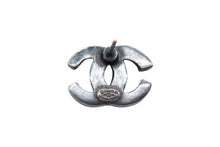 Load image into Gallery viewer, CHANEL シャネル ココマーク ピアス 重量約6.0g 00A刻印 メタル ラインストーン ブラック クリア 両耳用 美品 中古 4b000380