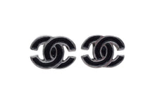 Load image into Gallery viewer, CHANEL シャネル ココマーク ピアス 重量約1.7g 00T刻印 ヴィンテージ シルバー ブラック メタル 両耳用 美品 中古 4b000381